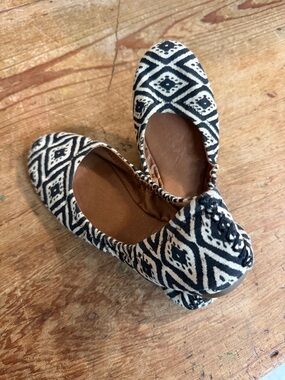 Lucky Brand Black & White Geometric Ballet Flats
